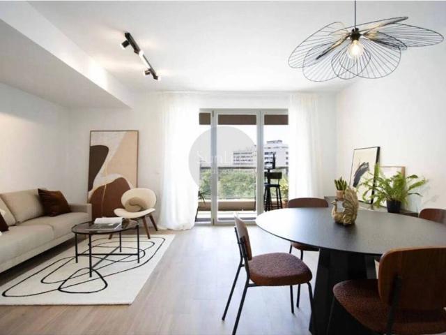 Venta de moderno piso con terraza en un nuevo complejo residencial cerrado con piscina y pádel en La Punta