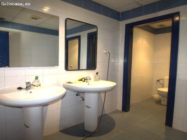 Venta de nave de 380m2 en calle Erasmo 28 con tres plaza de garaje