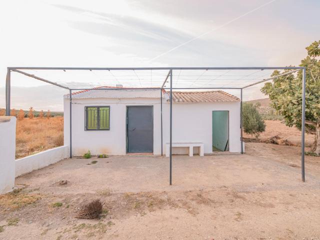 Venta de parcela con casita de aperos luz y agua de pozo