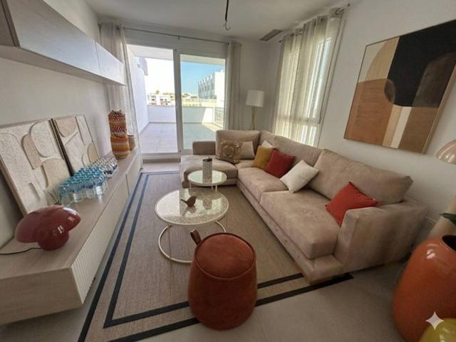 Venta de piso a estrenar de 3 dormitorios con dos amplias terrazas en Roquetas de Mar