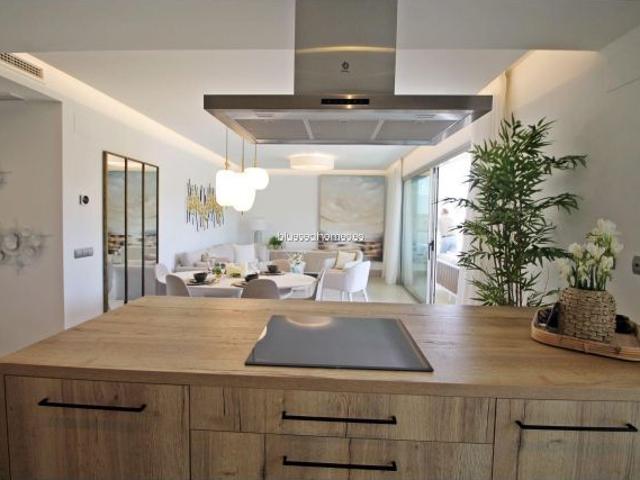 Venta de piso con tres dormitorios en Mijas Costa, Málaga, Costa del Sol