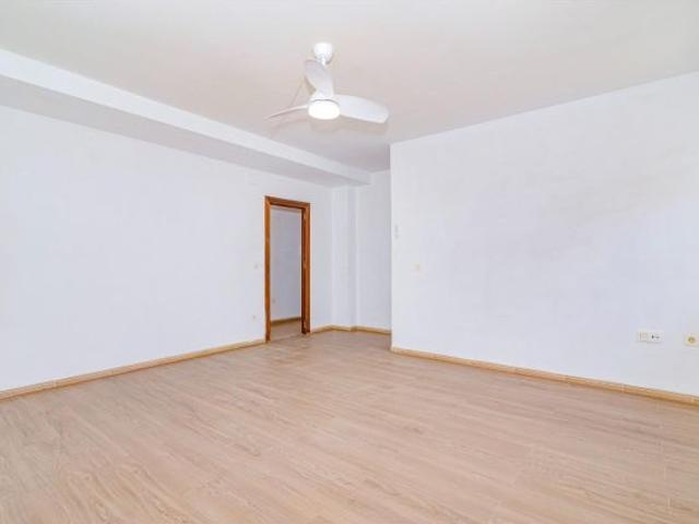 VENTA DE PISO CON PATIO DE 80 M2 EN LAS GABIAS