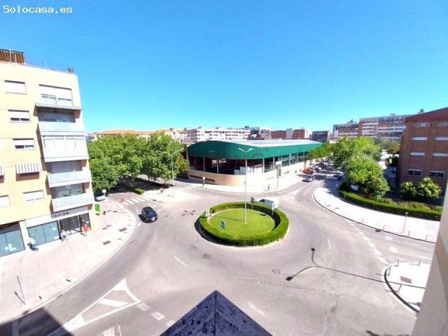 Venta de piso con plaza de garaje y piscina comunitaria situado en la zona del