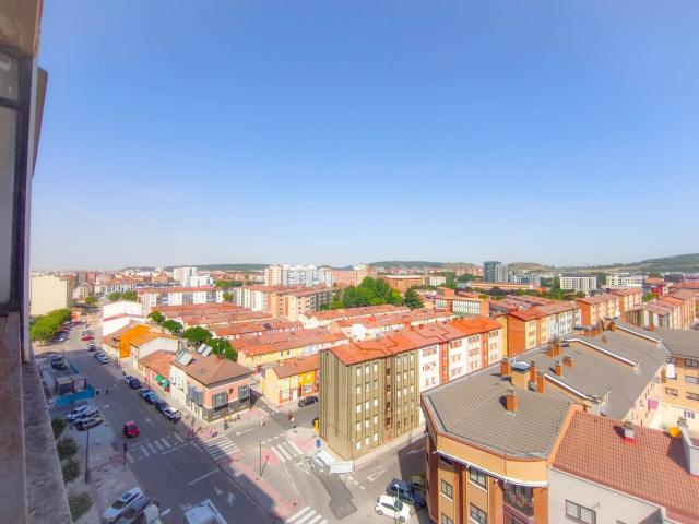 Venta de piso de dos dormitorios con terraza en Ctra. de Poza