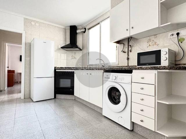 Venta de piso de tres dormitorios en Quatre Carreres, cerca de la Ciudad de las Artes y el parque Turia