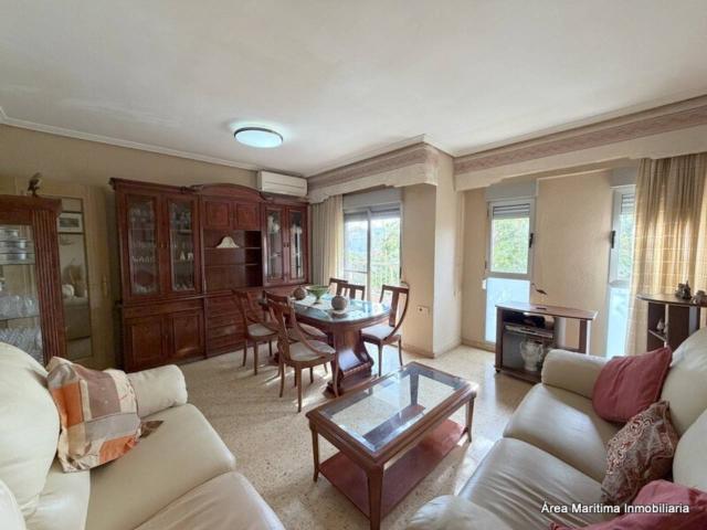 Venta de piso de 99 m² con 4 dormitorios, balcón y ascensor en la Malvarrosa, Valencia | Área Marítima Inmobiliaria · Of