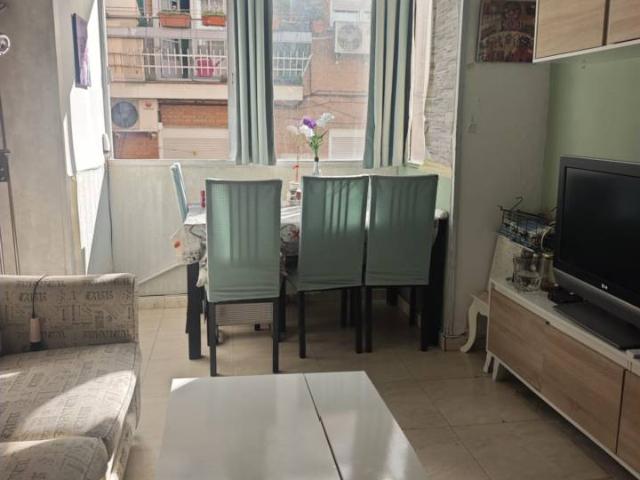 Venta de piso exterior de 2 dormitorios en Moscardó, Madrid Capital