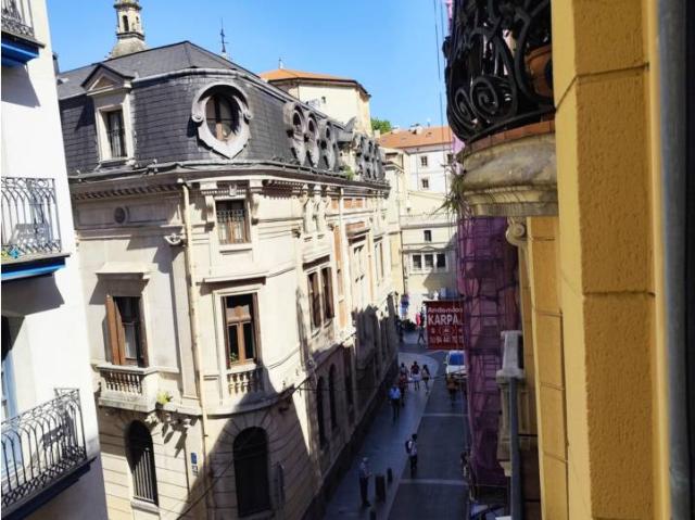 Venta de piso exterior de 2 habitaciones en el Casco Viejo de Bilbao