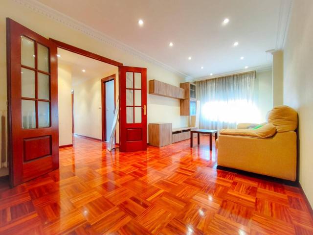 Venta de piso exterior de 3 habitaciones en Gamonal Capiscol, Burgos Capital