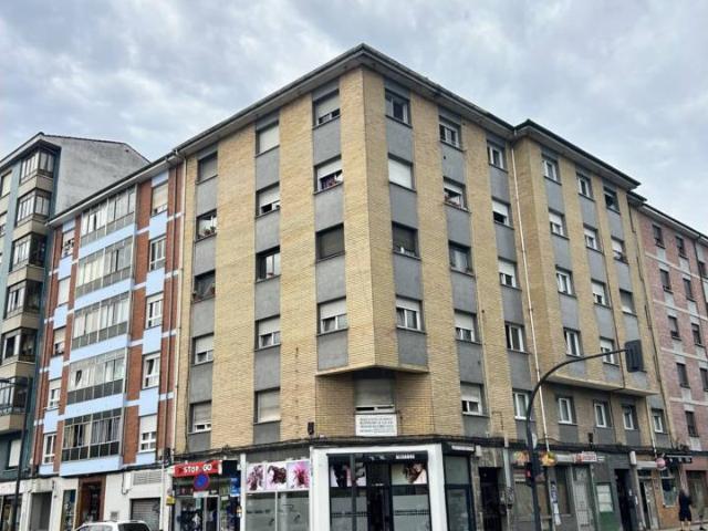 Venta de piso en Oviedo, zona Tenderina