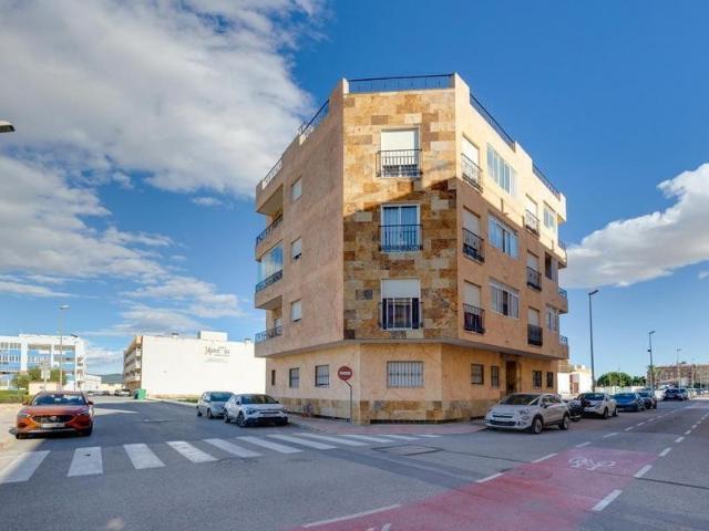 Venta de piso en Almoradi, de 99m2 con 2 dormitorios y 2 baños