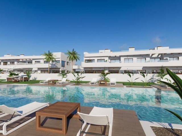 Venta de piso en Los alcazares, de 80m2 con 3 dormitorios y 2 baños con plaza de garaje