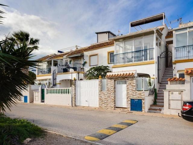 Venta de piso en Torrevieja, de 64m2 con 3 dormitorios y 1 baño