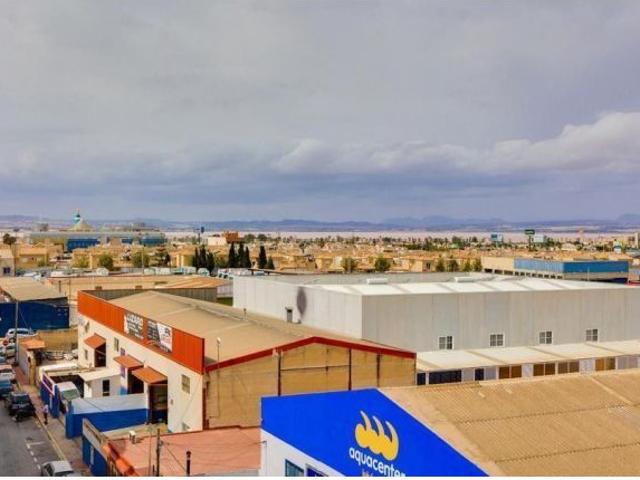 Venta de piso en Torrevieja, de 69m2 con 2 dormitorios y 1 baño con plaza de garaje
