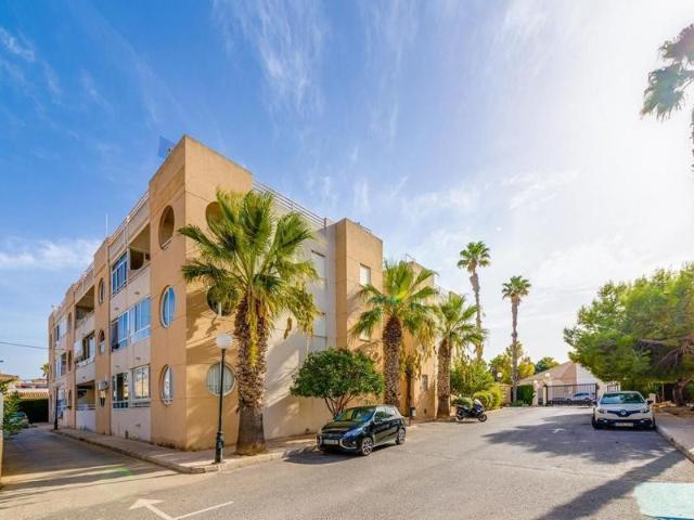 Venta de piso en Torrevieja, de 76m2 con 3 dormitorios y 1 baño