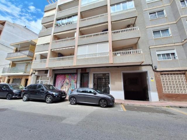 Venta de piso en Torrevieja, de 77m2 con 2 dormitorios y 1 baño