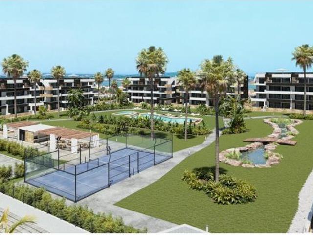 Venta de piso en Torrevieja, de 77m2 con 2 dormitorios y 2 baños con plaza de garaje