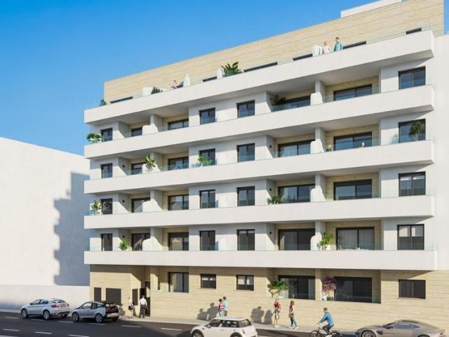 Venta de piso en Torrevieja, de 81m2 con 2 dormitorios y 2 baños