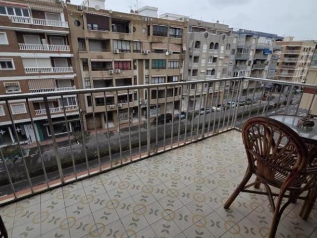 Venta de piso en Torrevieja, de 99m2 con 2 dormitorios y 1 baño con plaza de garaje