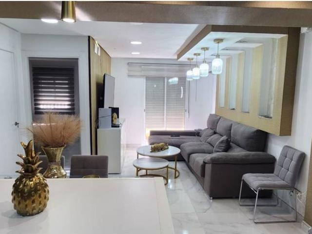 Venta de piso reformado con balcón en Almería Capital