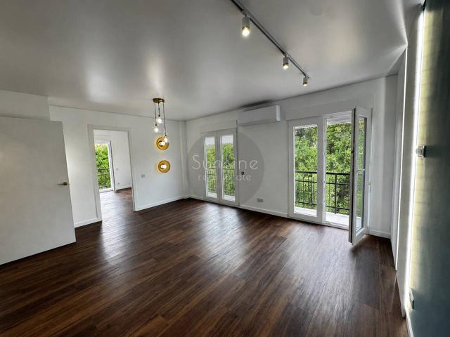 Venta de piso reformado junto al mar con dos balcones a 350 metros del metro