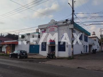 Venta de propiedad con 3 casas y 4 locales comerciales, Ocotepec, Morelos. Clave 5900