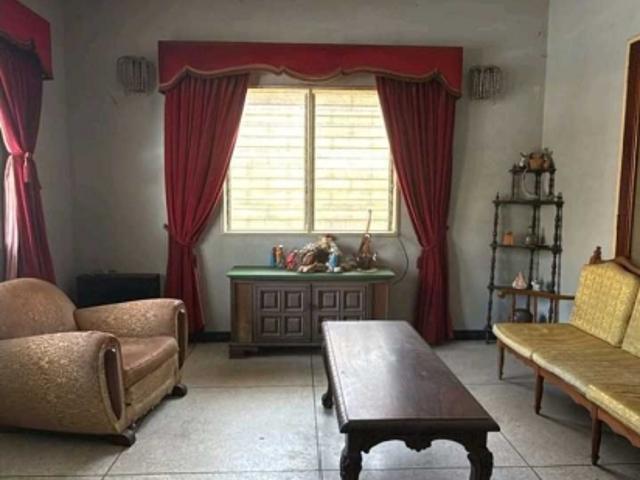 Venta de quinta para remodelar en Prados del Este, 817M2