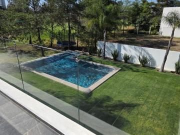 VENTA DE RESIDENCIA EN EL BOSQQUE CON ALBERCA