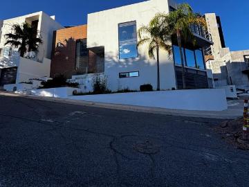 VENTA DE RESIDENCIA EN ESQUINA FRENTE A PARQUE CON VISTA ESPECTACULAR