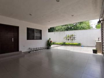 Venta de Residencia en Puerta de Hierro Cumbres, con Terreno Excedente y 3 Niveles