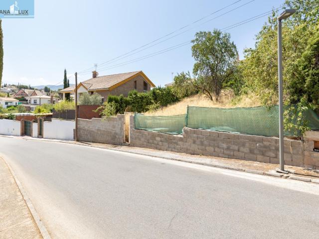 Venta de solar de 590 m2 en Otura Zona Colegio