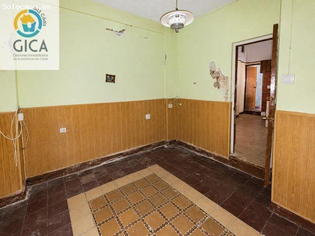 Venta del 90% indiviso de casa dividida físicamente en 3 viviendas + amplio taller/trastero en Isaac