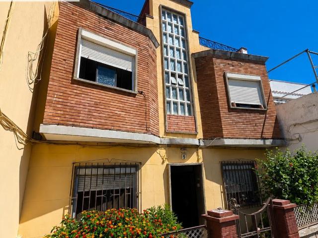 Venta del 90% indiviso de casa dividida físicamente en 3 viviendas + amplio taller/trastero en Isaac Albéniz, Algeciras