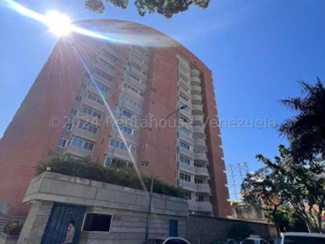 VENTA EL ROSAL #26 16291 Este es el momento de asegurar no solo una propiedad, sino un estilo de vida sin comparativos. Ubicado en el corazón de El Rosal, el epicentro financiero y social más exclusivo de la ciudad, Presentamos este espectacular PH en construccion de 3 niveles. Cuenta con 3 habitaciones, la principal con vestier y baño privado