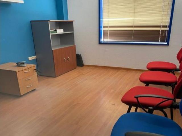 VENTA EN BADAJOZ, ZONA VALDEPASILLAS, LOCAL COMERCIAL PLANTA BAJA, DE ESQUINA, EQUIPADO CON AIRE ACO