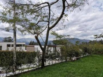 Venta espectacular casa 4 dormitorios, piscina, Urbanización exclusiva de Nayón