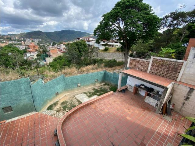 Venta Hermosa Casa en La Trinidad 464Mts2, 4 hab, 5 baños, 4 puestos