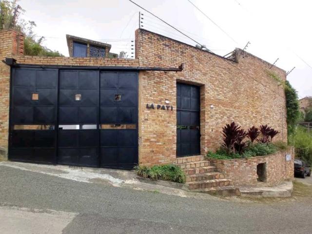VENTA HERMOSA CASA Y TERRENO EN ORIPOTO El Hatillo