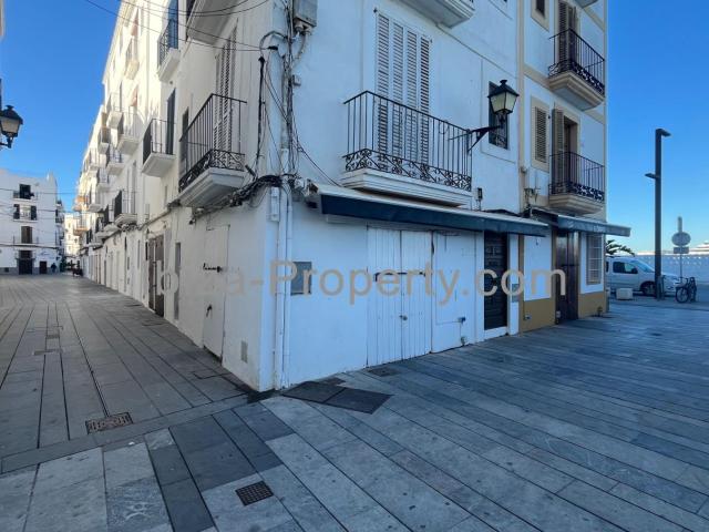 VENTA LOCAL COMERCIAL en venta en primera línea del puerto de la Marina de Ibiza
