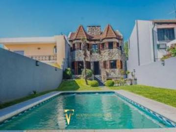 VENTA LINIERS CASA 6 AMBIENTES PARRILLA PILETA HIDROMASAJE COCHERA