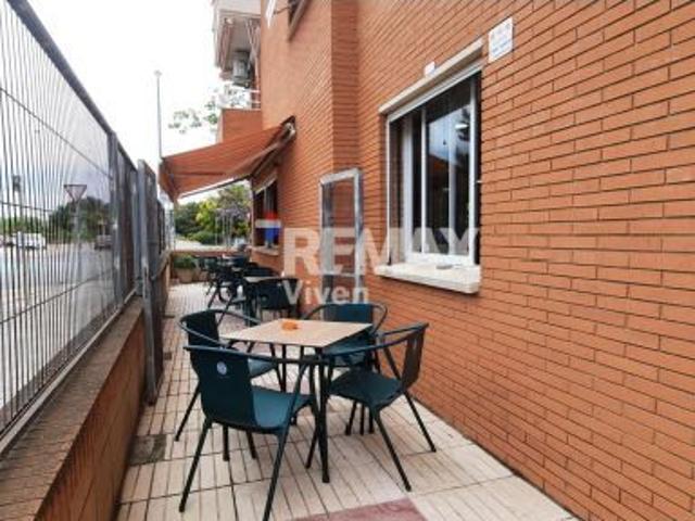 Venta local esquinero con negocio bar cafetería en funcionamiento