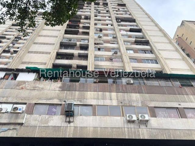 VENTA LOS RUICES #26 21235 Exclusivo apto, ubicado estratégicamente en la Av Francisco de Miranda, destacando por su generosa área de 158 Mt2. Su espectacular vista hacia la Base Aérea la Carlota y su excelente distribución familiar. Situado en unos de los tramos mas cotizados de la av Francisco de Miranda. El edificio ofrece un acceso rápido a las principales vías de comunicación de la ciudad y estaciones del metro