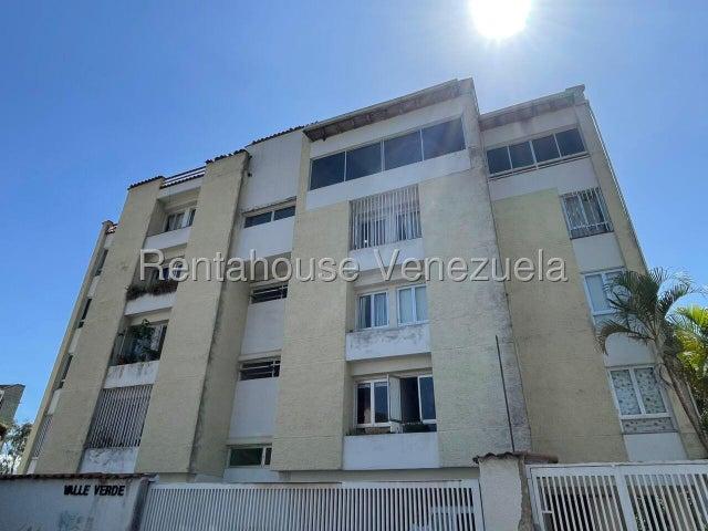 VENTA MONTE ALTO #26 19703 Imagina vivir en un apartamento donde el clima de montaña es el protagonista. Este inmueble destaca por su amplitud y comodidad, 3 cómodas habitaciones mas una servicio ideal para oficina o apoyo domestico, 3 baños y un puesto de estacionamiento, pocos apartamentos que garantiza tranquilidad. Un lugar listo para crear nuevos recuerdos. Ubicacion