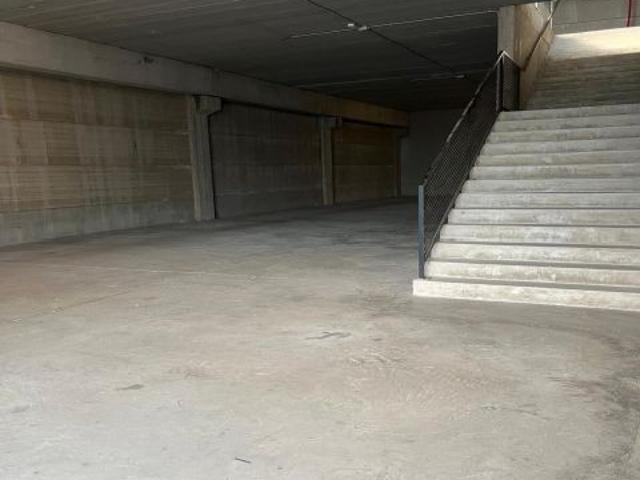 VENTA NAVE COMERCIAL en Manises, Polígono Aeropuerto | 570 m2 | Dos alturas | Fachada acristalada