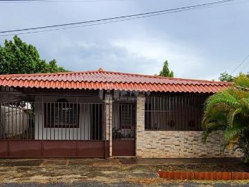 Venta o alquiler de casa en Chitré, Urbanización Marimar