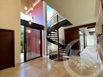 VENTA O RENTA CASA EN YUCATÁN COUNTRY CLUB, MÉRIDA, 5 RECÁMARAS, PISCINA