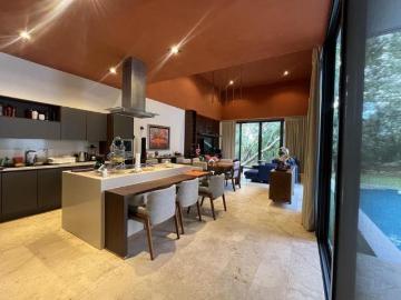 Venta o Renta Residencia en Privada frente al Campo de Golf Yucatán Countty Club