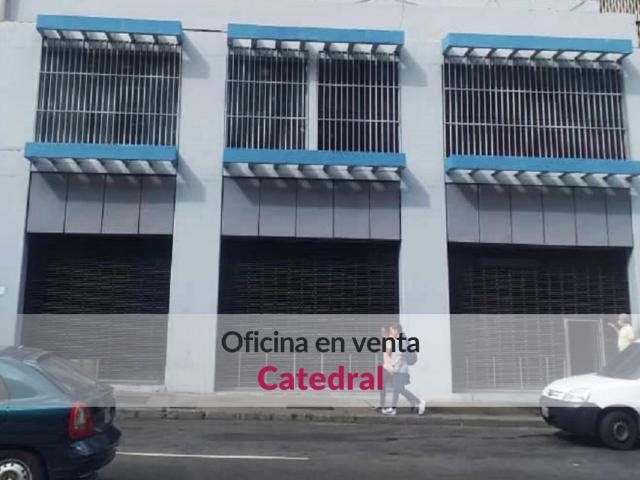 Venta oficina con algunos muebles empotrados