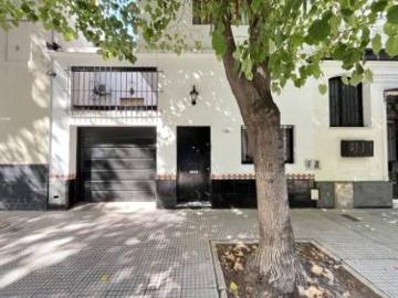 VENTA PARQUE CHACABUCO CASA LOTE PROPIO 3 PLANTAS GARAGE Y QUINCHO APTO CREDITO HIPOTECARIO