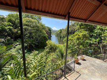 Venta – Propiedad con 2 Casas + Vista al Lago en Las Cumbres